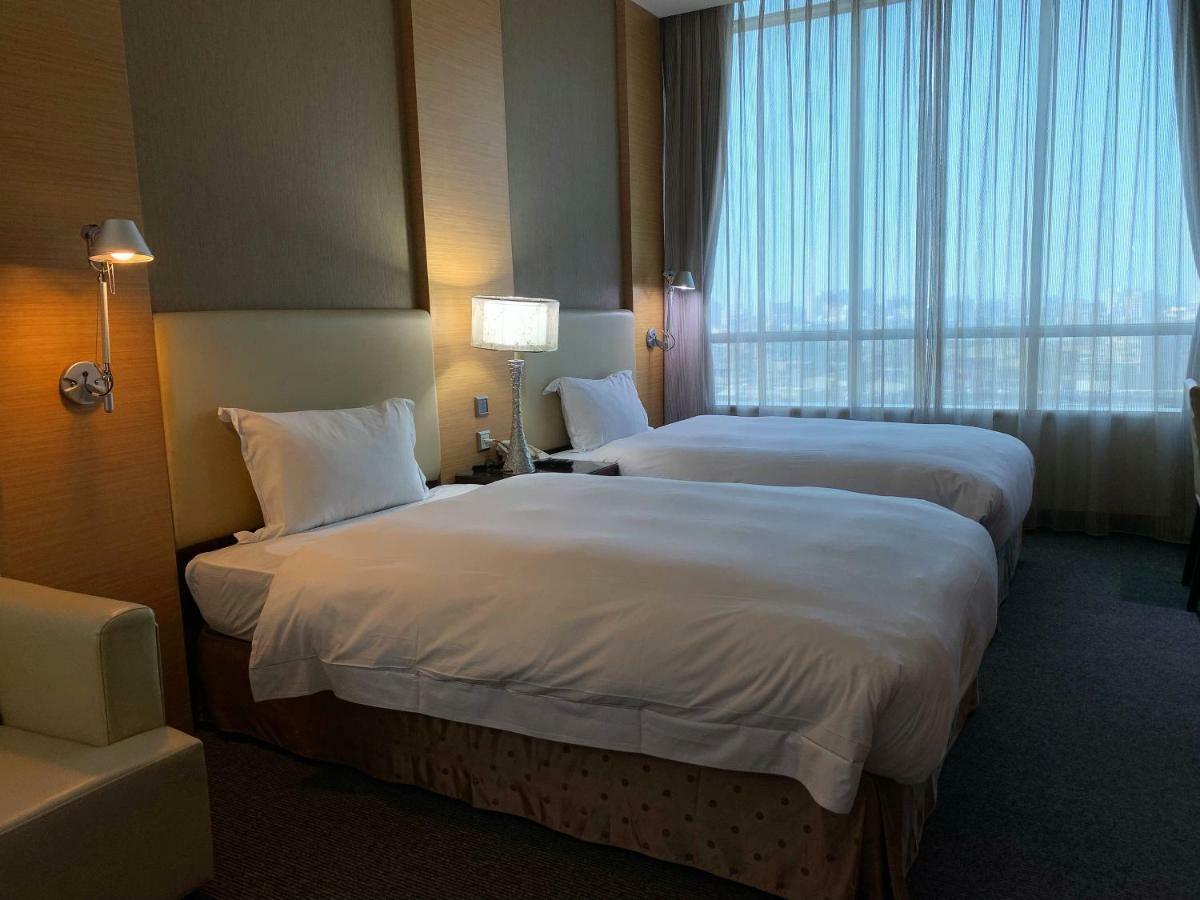 Ever Delightful Business Hotel Chiayi Buitenkant foto