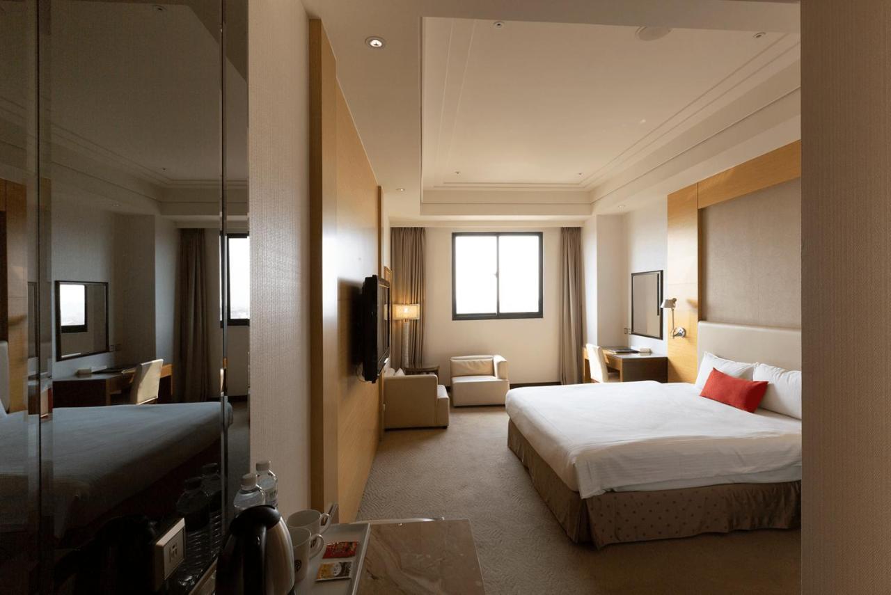 Ever Delightful Business Hotel Chiayi Buitenkant foto