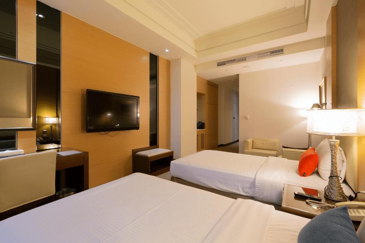 Ever Delightful Business Hotel Chiayi Buitenkant foto